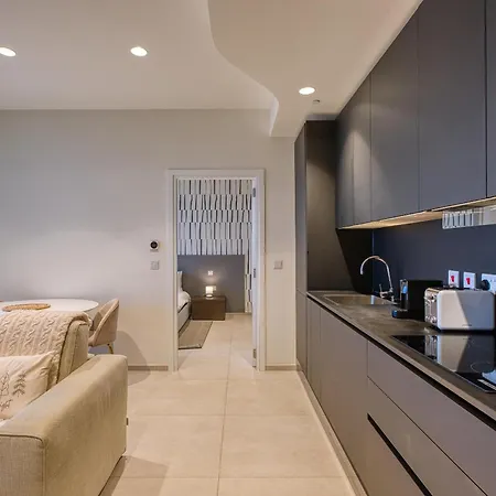 Apartment Luxury Living With Pool In Mercury Tower