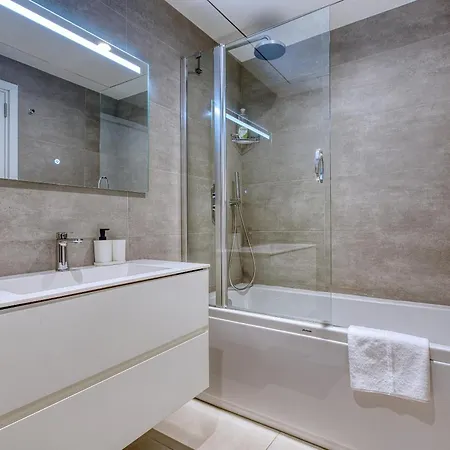 Luxury Living With Pool In Mercury Tower *