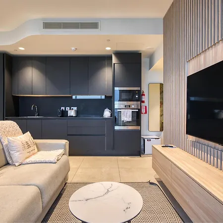 Luxury Living With Pool In Mercury Tower *