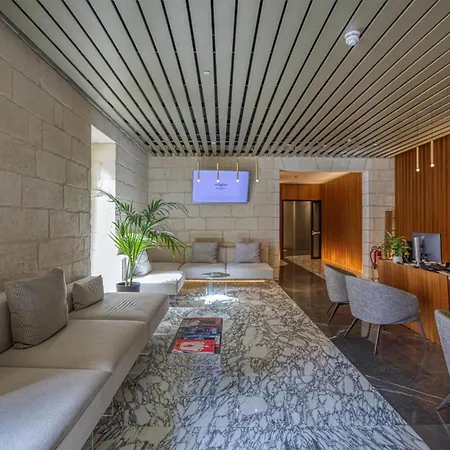 Luxury Living With Pool In Mercury Tower *